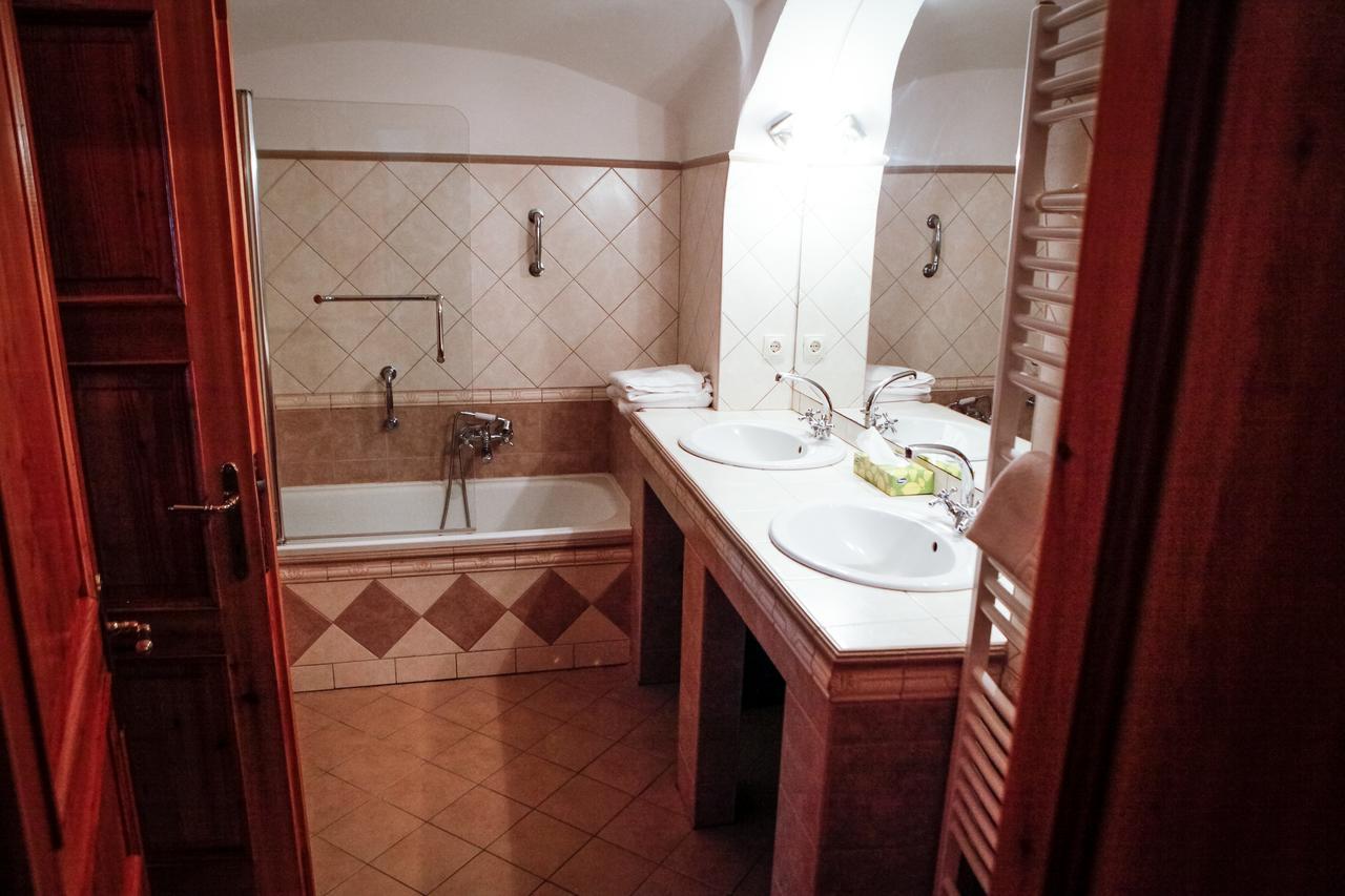 Erzsebet Pince Apartment โทไก ภายนอก รูปภาพ