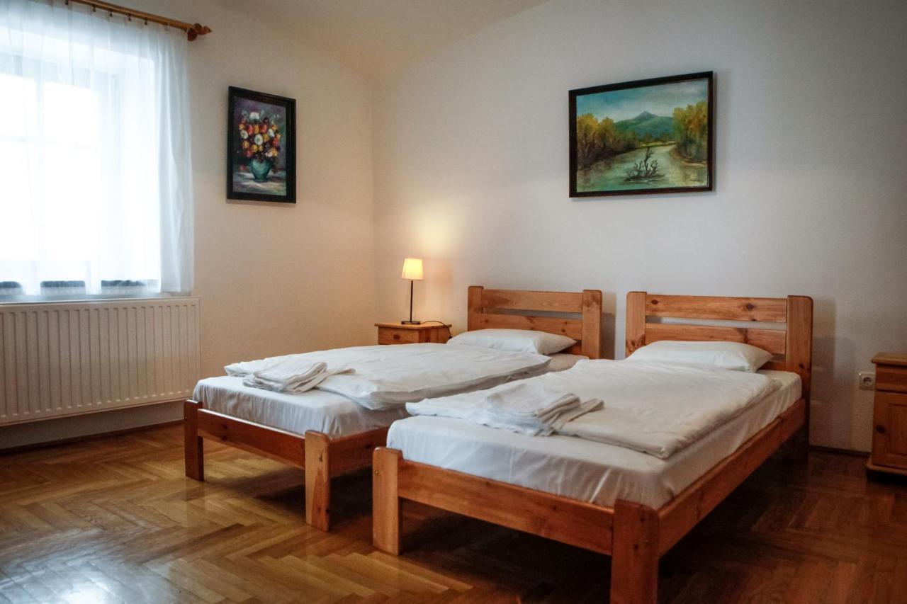 Erzsebet Pince Apartment โทไก ภายนอก รูปภาพ